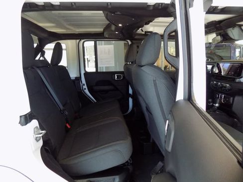 Certified 2025 Jeep Wrangler Unlimited Sahara w/ Safety Group AWD/4WD image 14