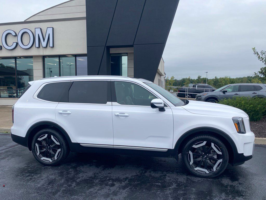 Used 2024 Kia Telluride EX AWD/4WD image 2