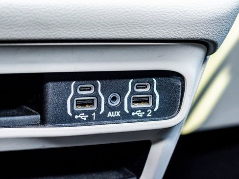 Used 2023 Chrysler Pacifica Touring-L image 15