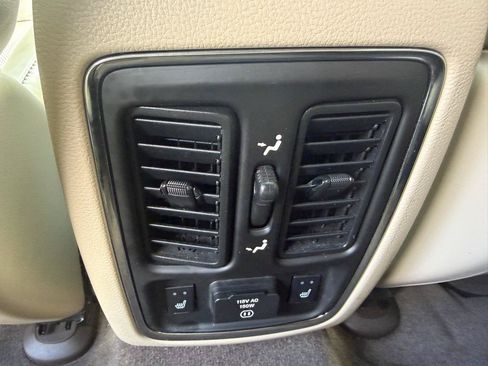 Used 2011 Jeep Grand Cherokee Overland AWD/4WD image 32