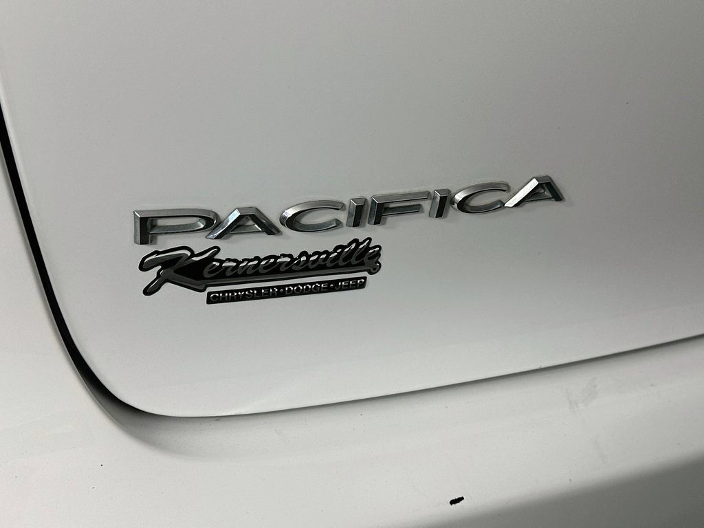 Used 2023 Chrysler Pacifica Touring-L FWD image 27