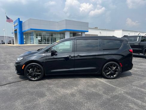 Used 2025 Chrysler Pacifica Limited FWD image 4