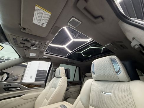 Used 2023 Cadillac Escalade Premium Luxury Platinum image 5