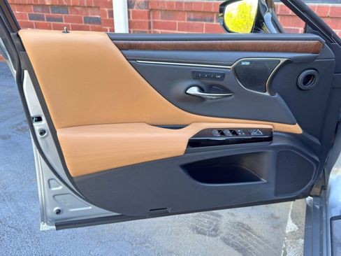 Used 2022 Lexus ES 350 Ultra Luxury w/ Accessory Package 2 image 48