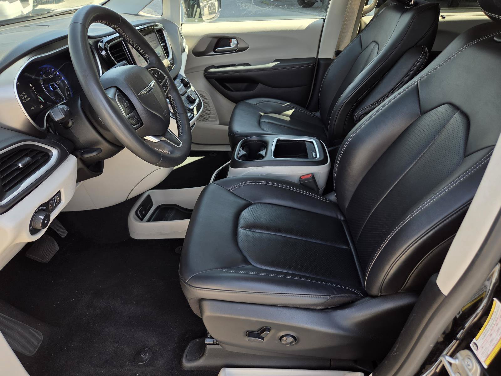 Used 2024 Chrysler Pacifica Touring-L FWD image 25
