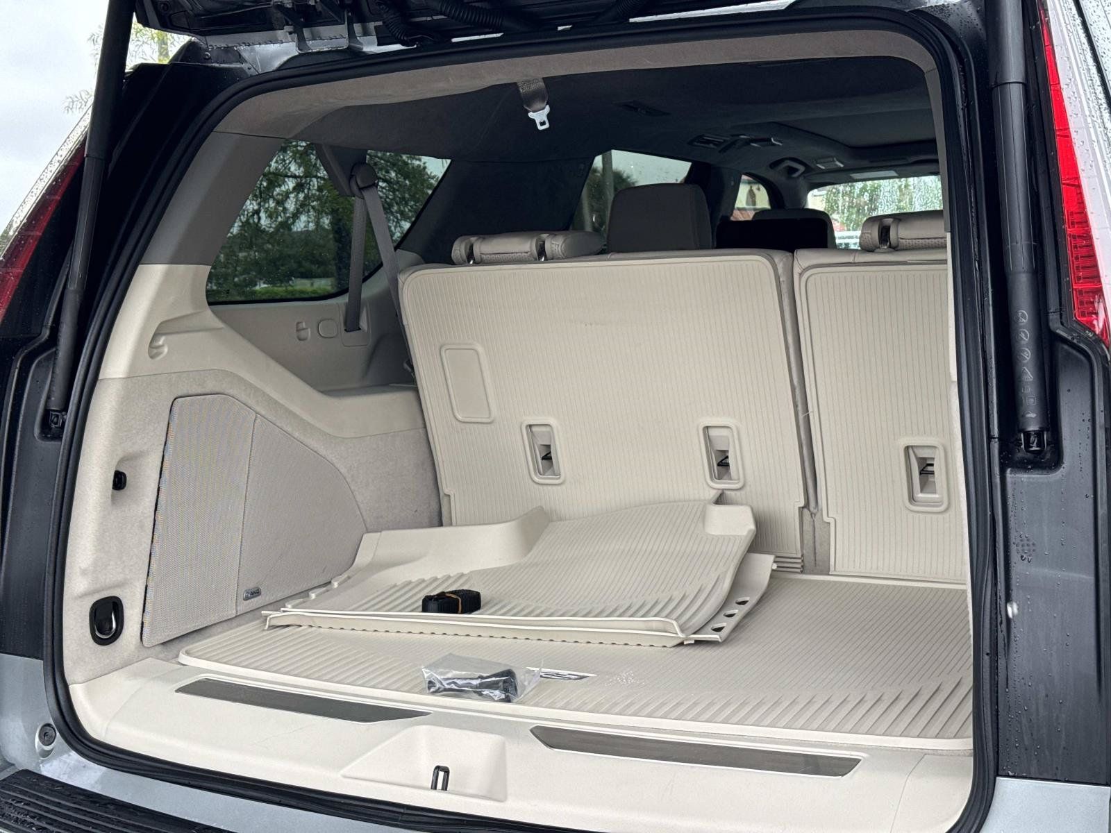 Used 2024 Cadillac Escalade ESV Premium Luxury Platinum AWD/4WD image 29