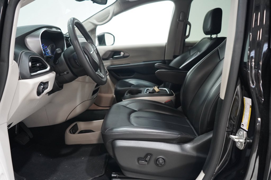 Used 2023 Chrysler Pacifica Touring-L FWD image 12