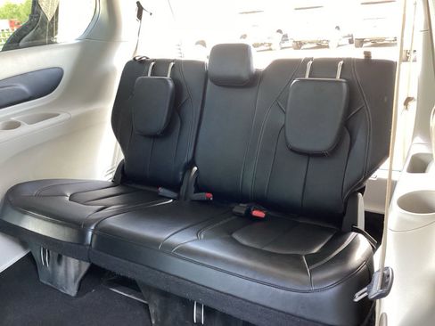 Used 2024 Chrysler Pacifica Touring-L image 14