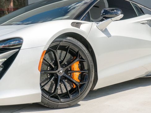 Used 2023 McLaren Artura RWD image 26
