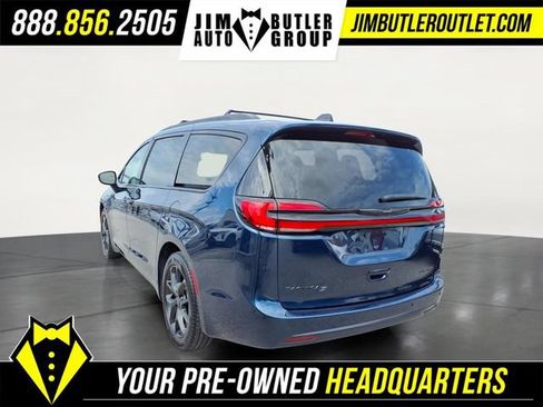 Used 2025 Chrysler Pacifica Limited FWD image 2
