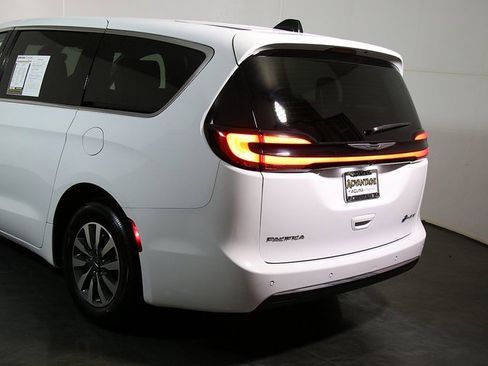 Used 2024 Chrysler Pacifica Select image 11