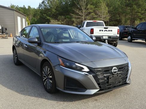 Used 2023 Nissan Altima 2.5 SV image 3