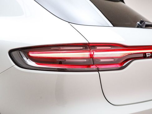 Certified 2025 Porsche Macan image 18