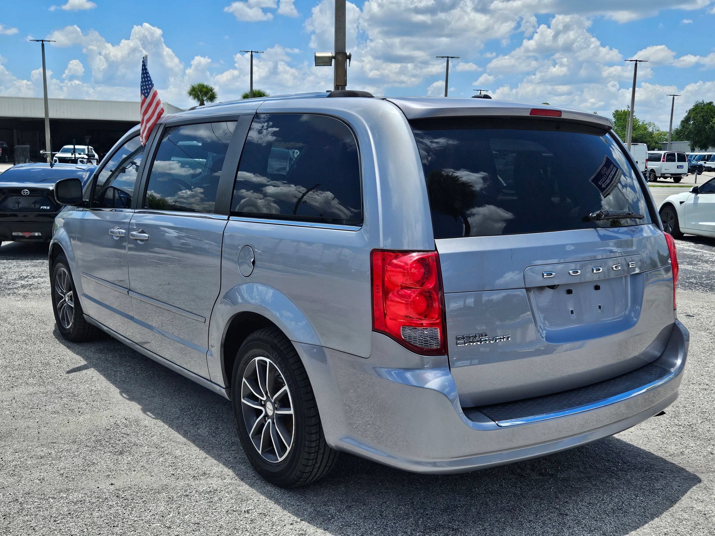 Used 2017 Dodge Grand Caravan SXT FWD image 6