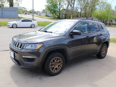 Used 2019 Jeep Compass Sport FWD image 4