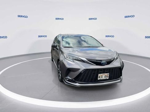 Used 2022 Toyota Sienna XSE FWD image 2