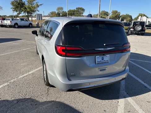 New 2026 Chrysler Pacifica Select image 22