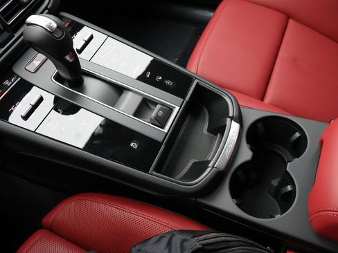 Certified 2026 Porsche Macan AWD/4WD image 24