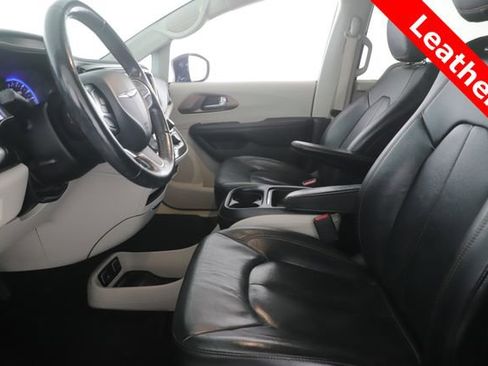 Used 2019 Chrysler Pacifica Touring-L image 16