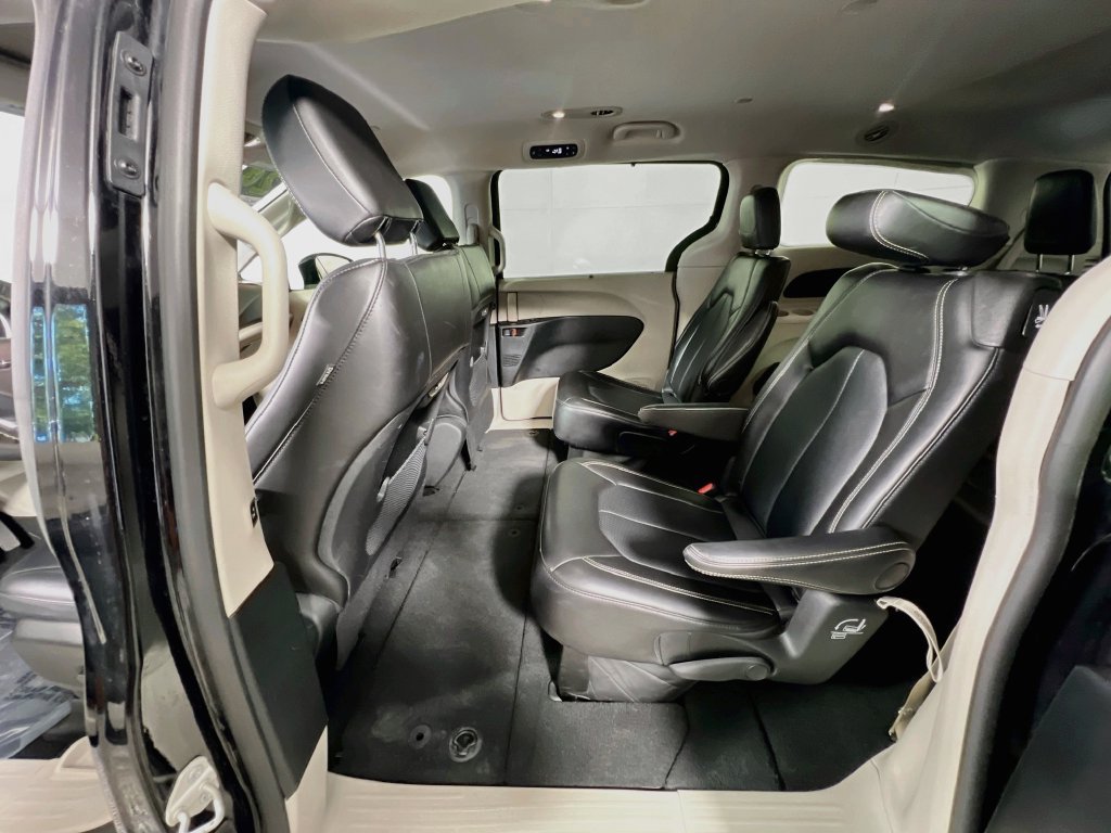 Used 2024 Chrysler Pacifica Touring-L FWD image 26