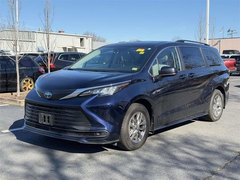 Used 2023 Toyota Sienna LE image 4