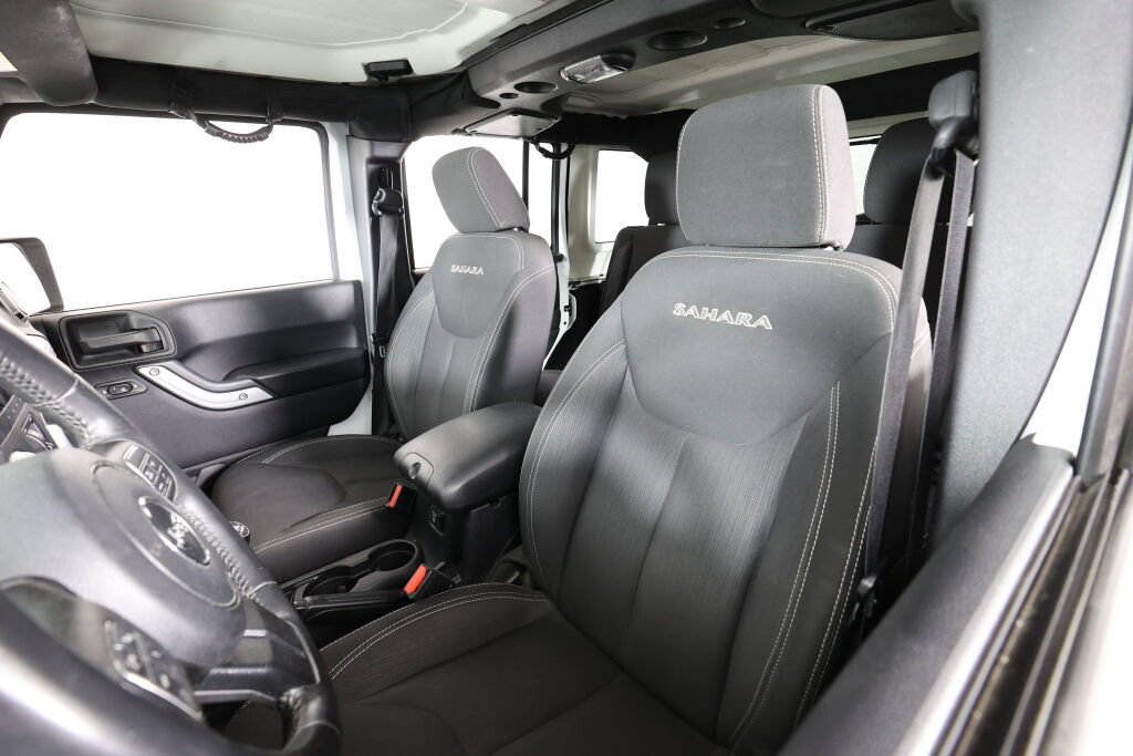 Used 2016 Jeep Wrangler Unlimited Sahara w/ Connectivity Group AWD/4WD image 11