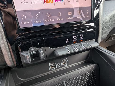 New 2026 RAM 1500 4x4 Crew Cab image 30