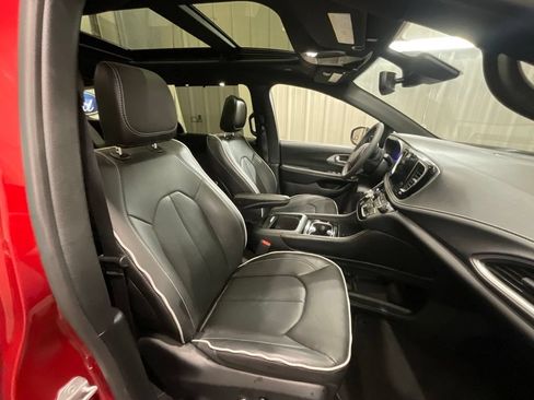 Used 2026 Chrysler Pacifica Limited FWD image 13