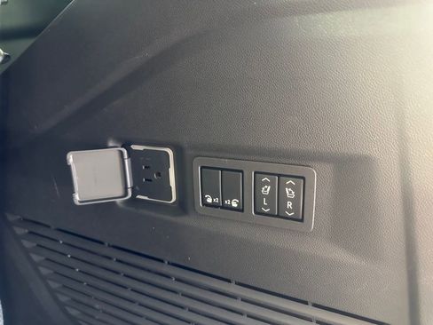 Used 2023 GMC Yukon Denali Ultimate image 7