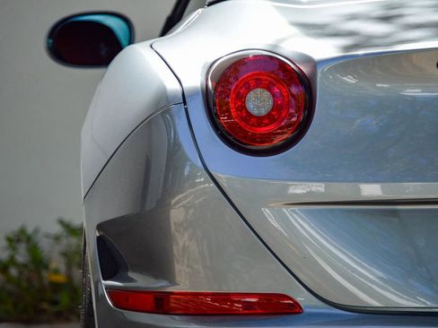 Used 2015 Ferrari California T RWD image 17