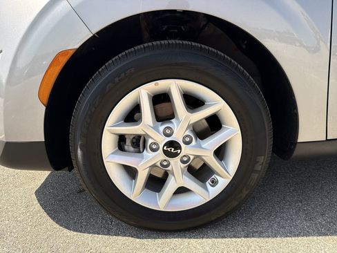 Used 2025 Kia Soul LX w/ LX Technology Package FWD image 18