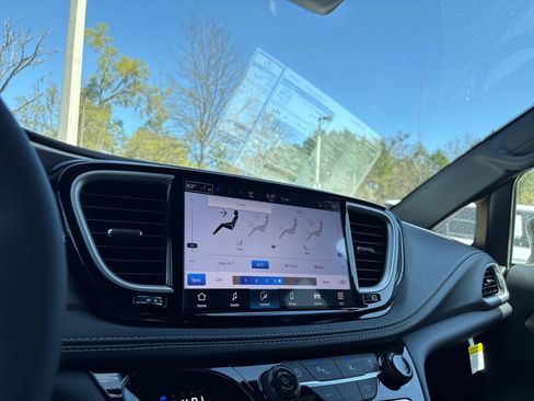 New 2026 Chrysler Pacifica Select image 28