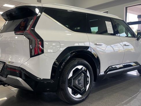 Used 2025 Kia EV9 Land w/ Towing Package image 4