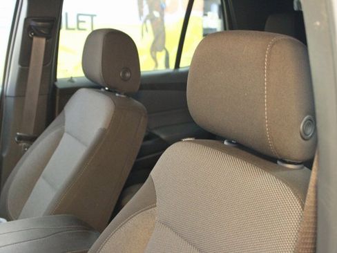 Used 2023 Chevrolet Traverse LT w/ Rear Camera Mirror Package image 18