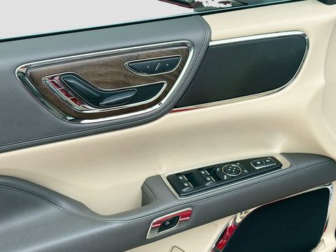 Used 2018 Lincoln Continental Select w/ Continental Climate Package image 18