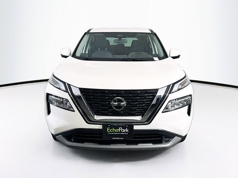 Used 2021 Nissan Rogue SV image 2