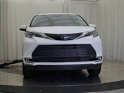 Used 2022 Toyota Sienna XLE image 6