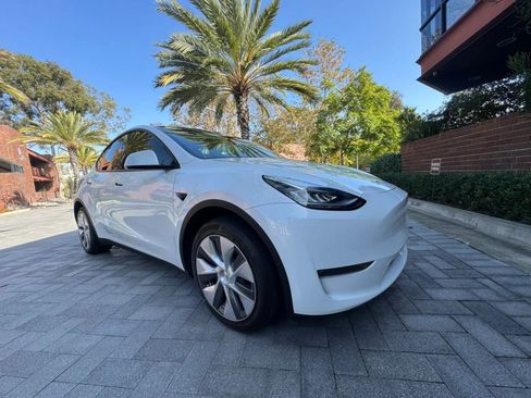Used 2023 Tesla Model Y AWD image 3