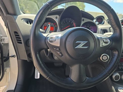 Used 2018 Nissan 370Z Roadster RWD image 17
