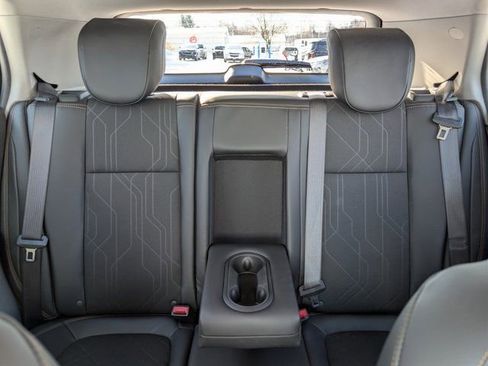 Used 2022 Chevrolet Trax LT w/ LT Convenience Package image 16