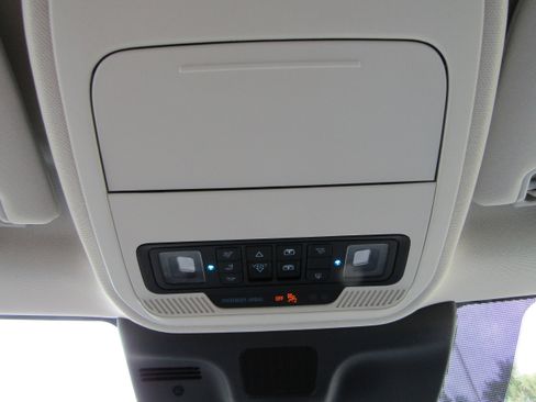 Used 2025 Ford Expedition Active AWD/4WD image 28