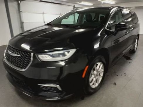 Used 2023 Chrysler Pacifica Touring-L FWD image 4