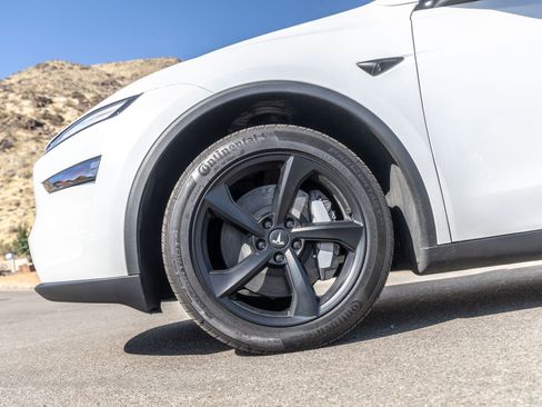 Used 2026 Tesla Model Y 2WD image 4