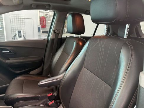 Used 2019 Chevrolet Trax LT w/ Sun & Sound Package AWD/4WD image 15