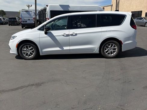 Used 2024 Chrysler Pacifica Touring-L image 11