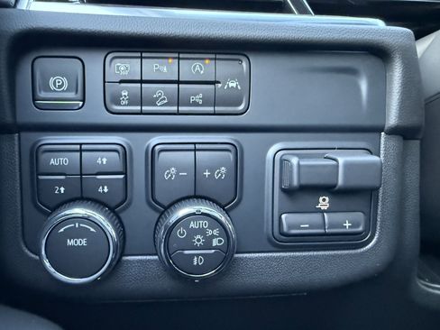 New 2025 Chevrolet Suburban Premier w/ Sun And Tow Package image 24