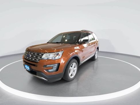 Used 2017 Ford Explorer XLT w/ Equipment Group 202A AWD/4WD image 4