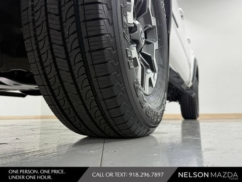 Used 2020 Toyota Tacoma TRD Off-Road w/ TRD Premium Off Road Package AWD/4WD image 10