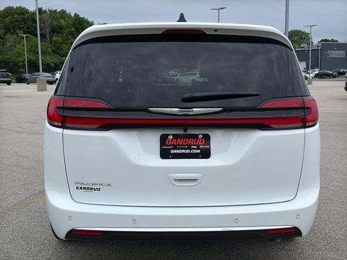 New 2026 Chrysler Pacifica Select FWD image 7