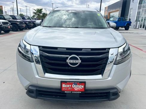 Used 2022 Nissan Pathfinder S image 2
